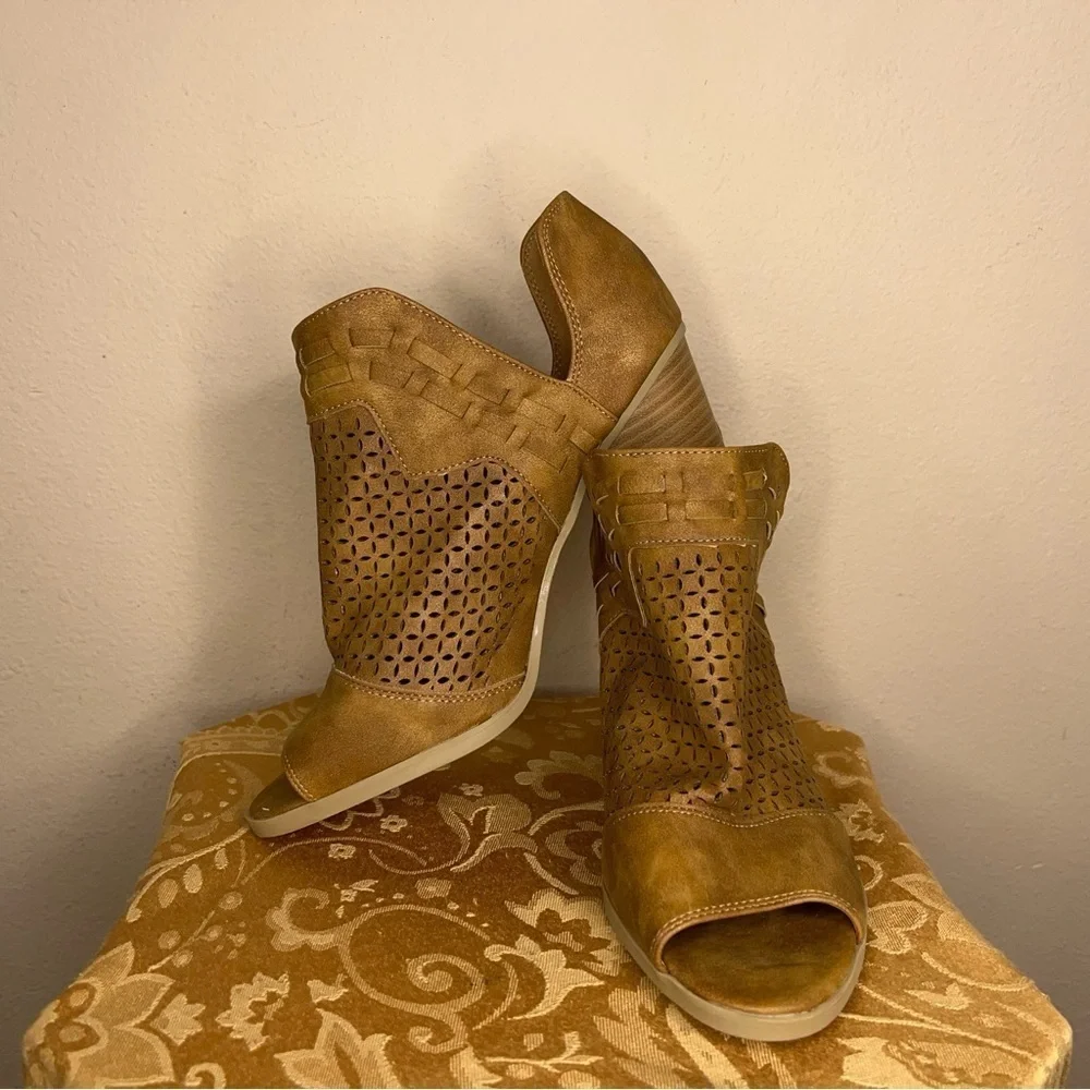 SIZE 9 SUGAR BRAND TAN BROWN FAUX SUEDE BOOTIES BLOCK HEEL OPEN TOE
